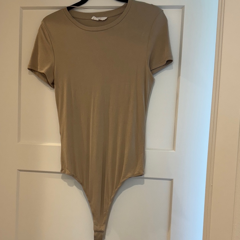 Elodie Beige Ribbed short sleeve bodysuit sz L Navy Cargo